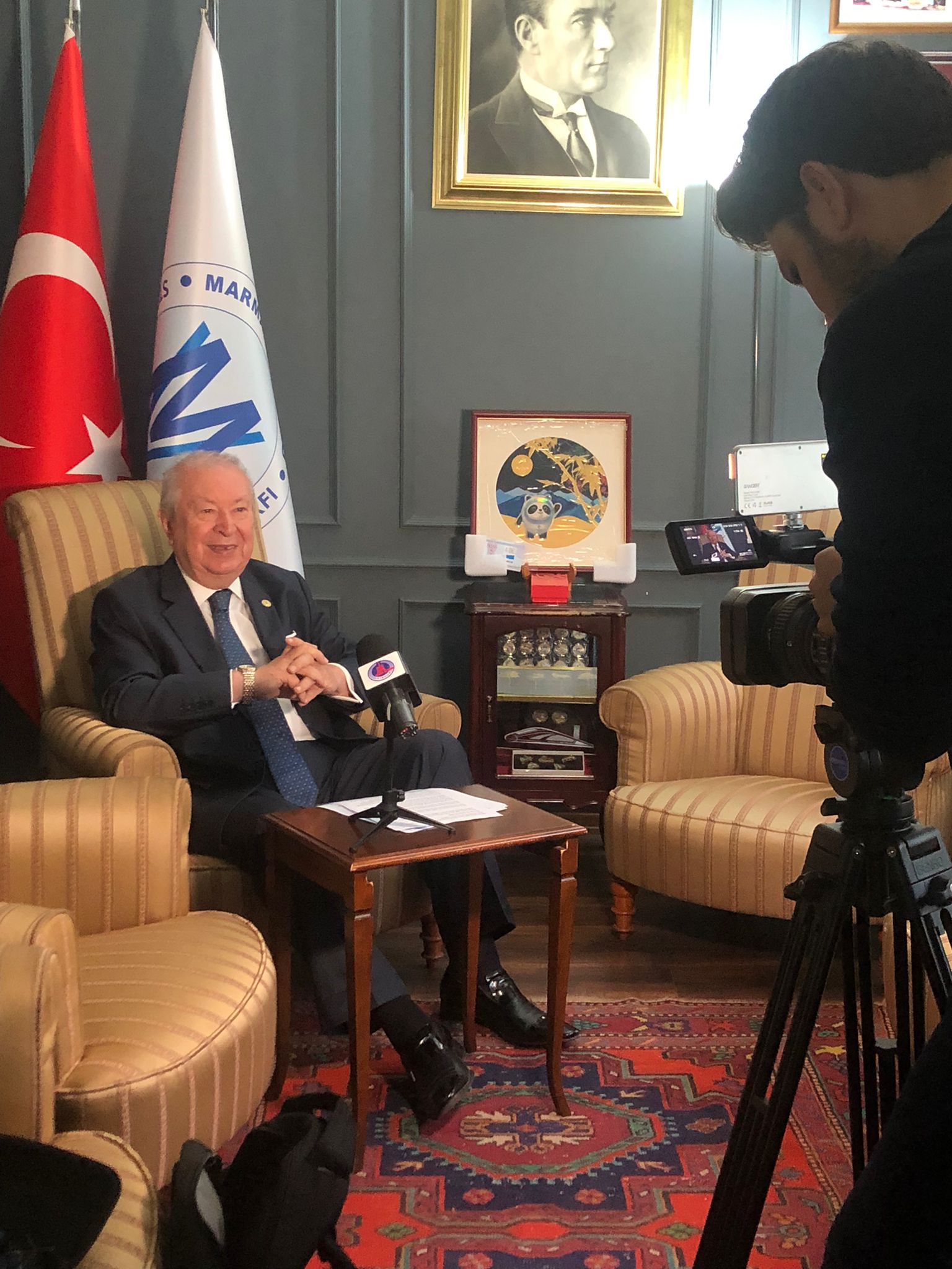 Dr.Akkan Suver, Çin Televizyonuna mülakat verdi. Dr.Akkan Suver, Çin Televizyonuna mülakat verdi.
